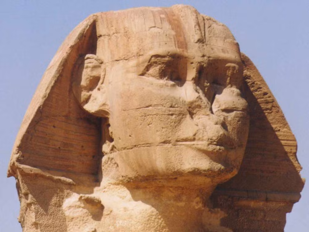 Theo The Richest, nhiều người cho rằng, mũi của tượng Nhân sư ở Giza bị mất là do Hoàng đế Napoleon Bonaparte. Tuy nhiên, một số tài liệu lịch sử cho biết, Muhammad Sa'im al-Dahr mới chính là người phá hoại chiếc mũi của bức tượng này. Ảnh: The Richest.