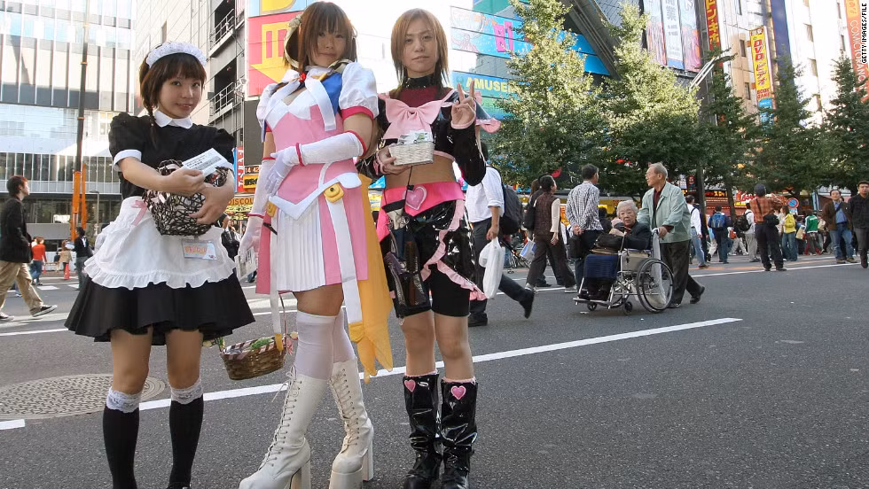 Khi đi dạo phố ở quận Akihabara, Tokyo, bạn có thể nhìn thấy nhiều người mặc trang phục như trong thế kỷ 22. Ảnh: CNN.