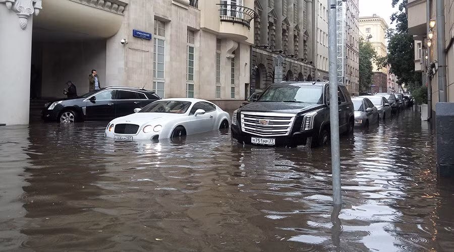 Những trận mưa lớn trút xuống mấy ngày qua đã khiến thủ đô Moscow chìm trong biển nước. Ảnh: RT.