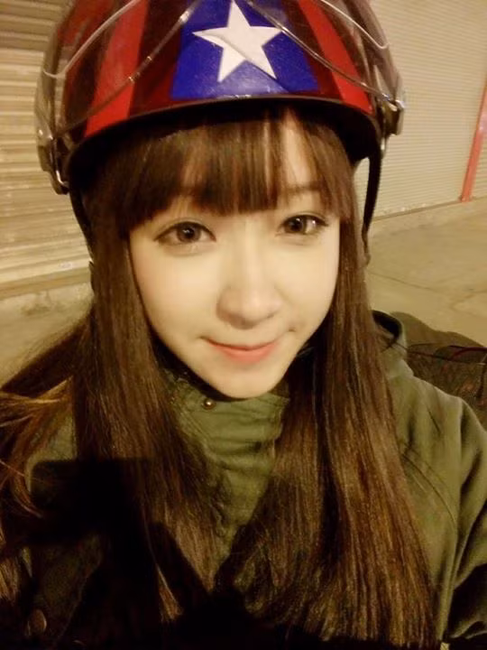 Triệu Thị Linh Hoa - T Jing Lei là hot girl 9x Mộc Châu nổi tiếng trên mạng từ lâu với ngoại hình ấn tượng, đôi mắt to tròn và khuôn mặt xinh đẹp như búp bê xứ lạ.
