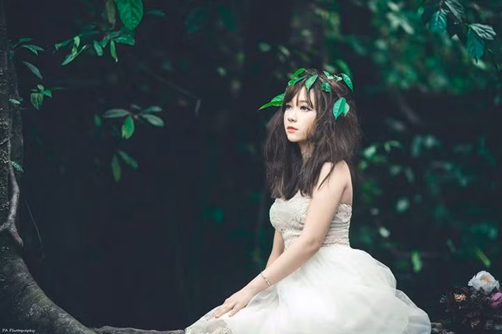 Ngoài chụp ảnh, tạo mẫu, Linh Hoa còn rất yêu thích công việc trang điểm. Hot girl 9X này rất thích tìm hiểu về các kỹ thuật trang điểm để giúp bản thân, các bạn gái trông xinh đẹp, hiện đại hơn.