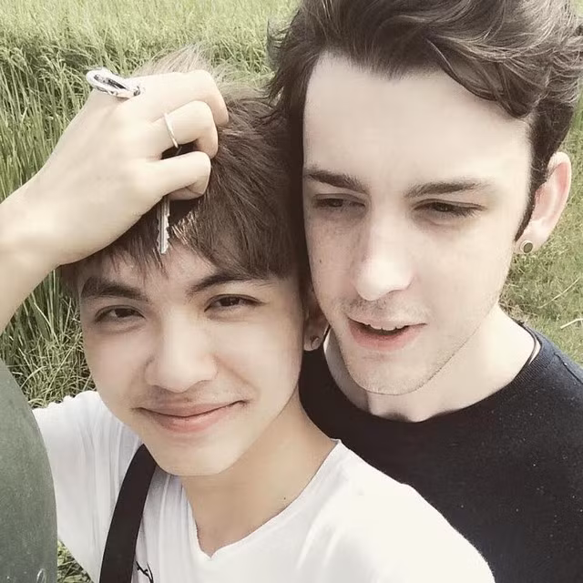 Tuấn Cường và Tyler Grasser không ngần ngại khoe những bức ảnh âu yếm, thân thiết, thể hiện tình cảm một cách rất tự nhiên lên mạng. Sự tự nhiên này khiến nhiều bạn trẻ ngưỡng mộ vì được chứng kiến những người đồng tính dám vượt qua mọi rào cản và sống thật với con người và tình yêu của mình.