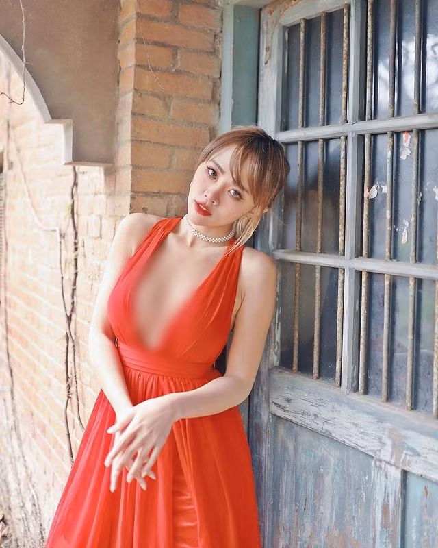 Đặc biệt, không giống như những người mẫu gợi cảm khác bất chấp tất cả để được chú ý, nổi tiếng hơn, Nhan Lâm dường như biết đâu là ranh giới phản cảm và gợi cảm.