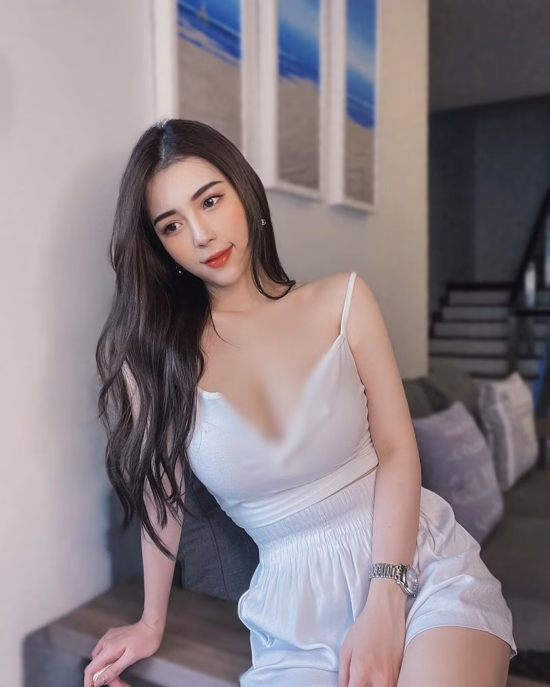 Và quả thật, ngay cả khi diện đồ ở nhà rất đơn giản, thoải mái, Delia vẫn có một sức hút rất khó cưỡng.