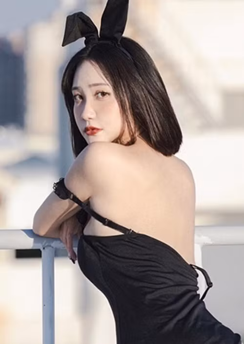 Đa số mọi người đều nhận xét Tưởng Hinh có khuôn mặt bắt hình, hình thể dù không gợi cảm xuất sắc như những hot girl khác nhưng vẫn có ý vị riêng.