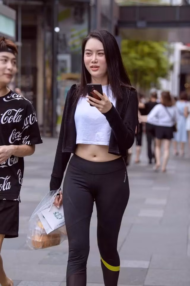 Thời gian gần đây, xu hướng tập thể dục đang rất mạnh mẽ, nhiều cô gái yêu thích thể thao sẽ coi quần legging bó sát như một loại thời trang, mặc trực tiếp ra đường, dạo phố. (Ảnh minh họa)