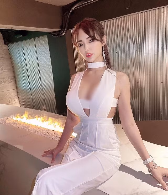 Thú vị ở chỗ, Miêu Miêu là hot girl gợi cảm nổi lên từ việc bán lẩu. Chính vì thế, cô nàng cũng có mỹ danh là "mỹ nhân bán lẩu".