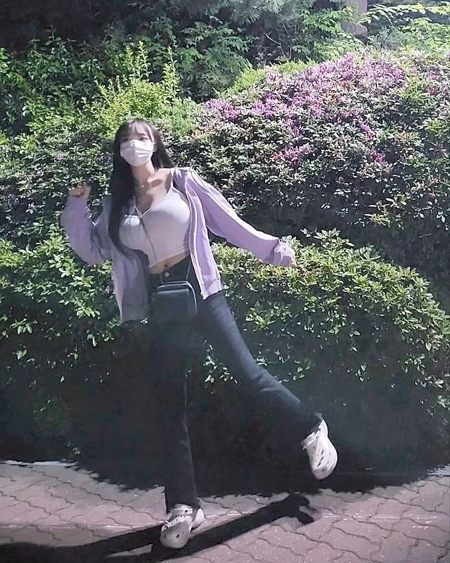 Theo tìm hiểu, cô nàng cũng đang kinh doanh về ngành thời trang, làm chủ một cửa hàng quần áo, buôn bán khá phát đạt.