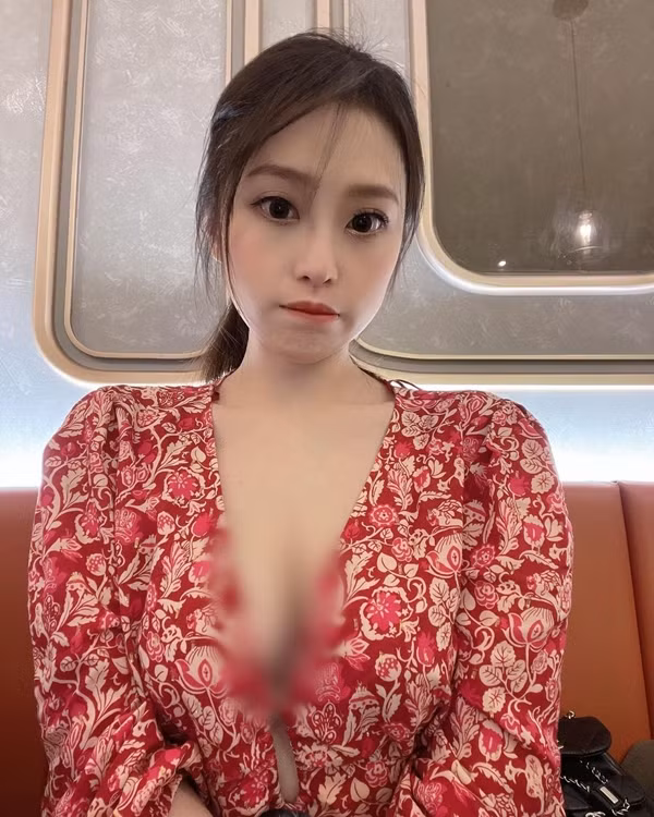 Cô nàng Yumi K thường xuyên chia sẻ những hình ảnh nóng bỏng trên mạng xã hội, thu hút không ít sự chú ý, lượng fan cũng tăng dần đều.