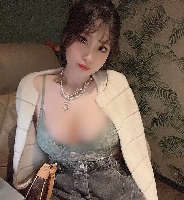 Thi thoảng, cô nàng còn cố tình để ngực trần, thả rông và tạo dáng chụp ảnh.