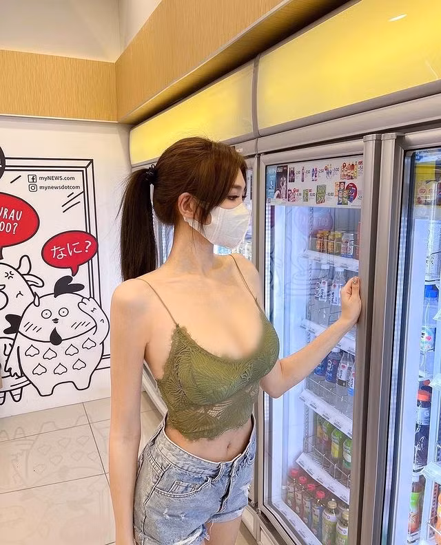 Trước đó, loạt ảnh hot girl này diện nội y đi siêu thị mua đồ cũng từng gây bão mạng, thu hút đông đảo sự quan tâm, chú ý. Fedora cũng nhận về nhiều phản ứng trái chiều.