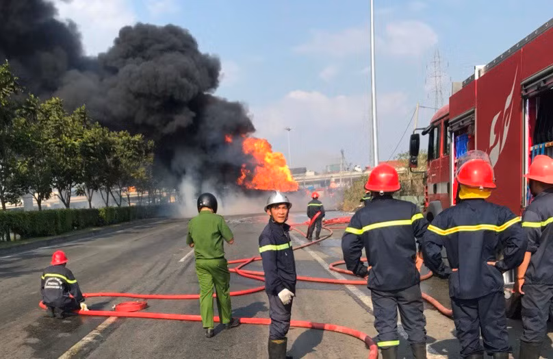 Xe bon cho nhien lieu chay du doi o cua ngo Sai Gon