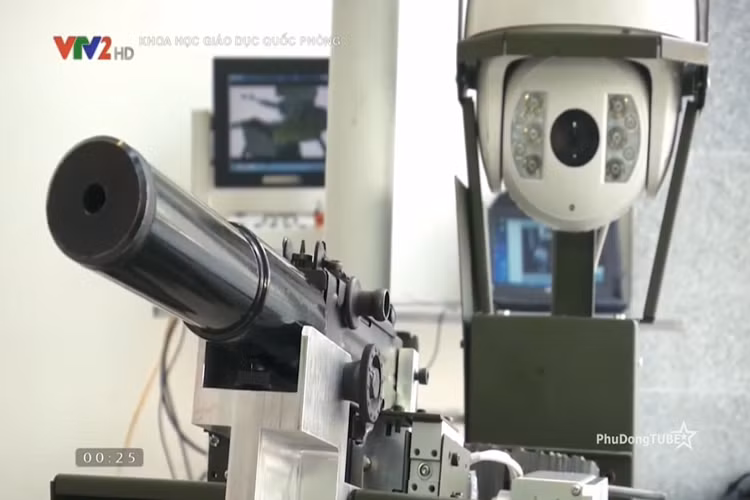 Robot tự hành đa năng của Viện Công nghệ TCCNQP có cấu tạo gồm hai bộ phận chính gồm phần trung tâm chỉ huy và thiết bị tự hành robot. Tất cả các bộ phận này đều do các thành viên trong nhóm đề tài thiết kế chế tạo. Nguồn ảnh: VTV2