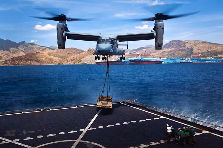 V-22 được Quân đội Mỹ phát triển từ những năm 1980 với sự hợp tác giữa bộ đôi tập đoàn chế tạo máy bay lớn nhất của Mỹ là Bell và Boeing, nó thực hiện chuyến bay đầu tiên của mình vào năm 1988 và phải mất gần 10 năm sau đó mới được đưa vào trang bị chính thức. Nguồn ảnh: Sina.