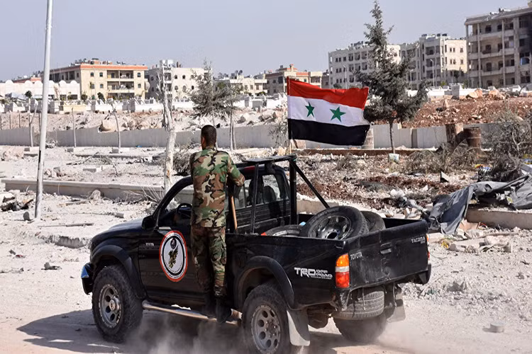 Qua lại Trung Đông mà cụ thể là chiến trường Syria, xe bán tải pickup được xếp vào dòng các loại phương tiện chiến tranh phổ biến nhất ở quốc gia này. Nó có thiết kế đơn giản, sở hữu hệ thống động cơ vượt địa hình mạnh mẽ và có thể được vũ trang bằng bất kỳ loại vũ khí nào. Nguồn ảnh: Sputnik.