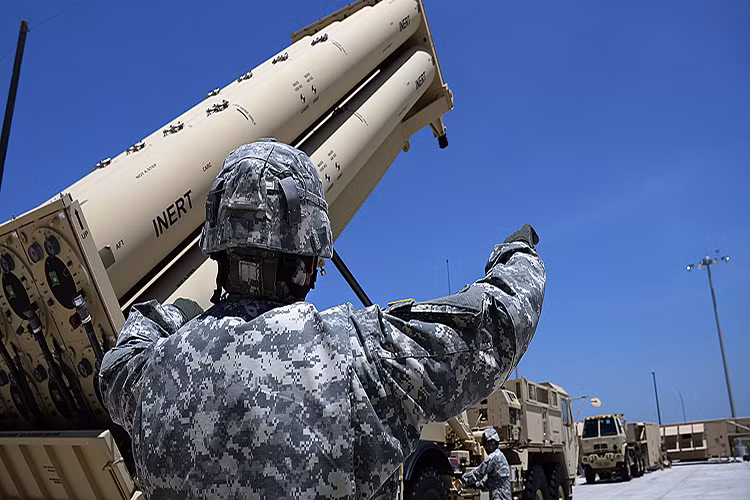 Với trọng lượng 900kg cho mỗi quả tên lửa, THAAD có tầm bắn hiệu quả lên đến hơn 200km nó không thiên về khả năng tác chiến tầm xa hay tầm cao mà khả năng đánh chặn mục tiêu ở giai đoạn cuối của hành trình bay với tỷ lệ bắn hạ thành công lên đến 100%. Để làm được điều này tốc độ bay của đạn tên lửa THAAD có thể đạt đến 2.8 km/giây tương đương với Mach 8.24 và mục tiêu chính của nó tất nhiên là các tên lửa đạn đạo của đối phương. Nguồn ảnh: NCO Journal.