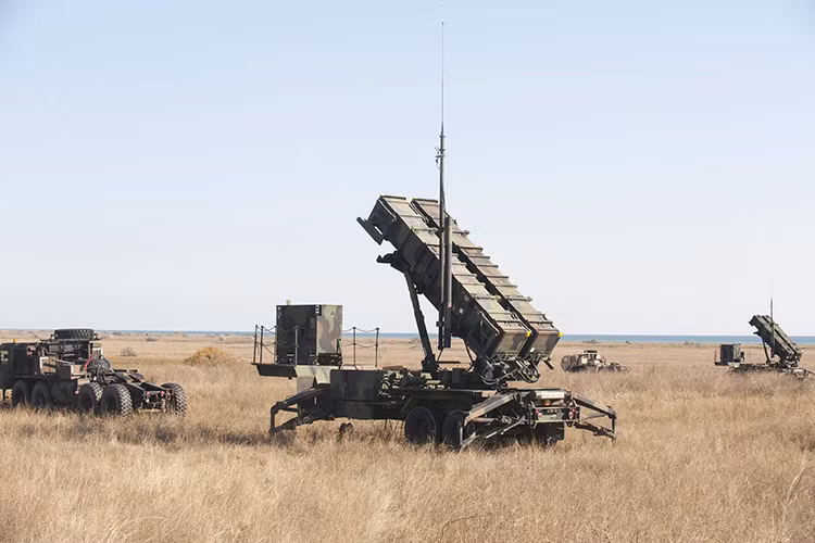 Trong số đó PAC-3 là hệ thống tên lửa đánh chặn phổ biến nhất của Quân đội Mỹ. Patriot PAC-3 (hay còn gọi là MIM-104F) là biến thể nâng cấp hiện đại nhất của hệ thống phòng không Patriot do Lockheed Martin phát triển lại dựa trên các dòng Patriot trước đó nhằm tối ưu hóa khả năng tác chiến của dòng tên lửa này. Nguồn ảnh: DefenseTech.