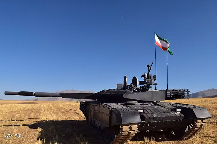 Trước đây, Nga cũng từng ngỏ ý muốn bán T-90MS cho Iran sau khi hoàn tất thương vụ S-300 bị trì hoãn cả chục năm. Tuy nhiên Iran lại tuyên bố không mấy quan tâm đến T-90MS khi họ đã có thể chế tạo được mẫu xe tăng nội địa Karrar, với các tính năng kỹ chiến thuật không hề thua kém siêu tăng của Nga. Nguồn ảnh: defence.pk.
