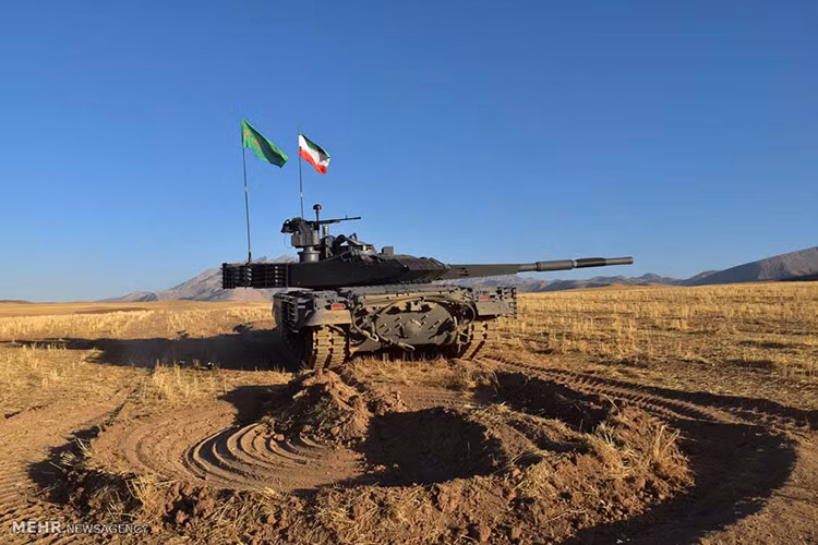 Hệ thống động cơ của Karrar vẫn còn là một ẩn số khi Iran không cung cấp gì nhiều về bộ phận này, và theo dự đoán mẫu xe tăng này có thể sẽ được trang bị hệ thống động cơ có công suất từ 700-800 mã lực dựa vào năng lực công nghệ động cơcủa Iran hiện tại. Cho phép Karrar có thể tác chiến trong phạm vi gần 500km với tốc độ di chuyển tối đa 60km/h. Nguồn ảnh: defence.pk.
