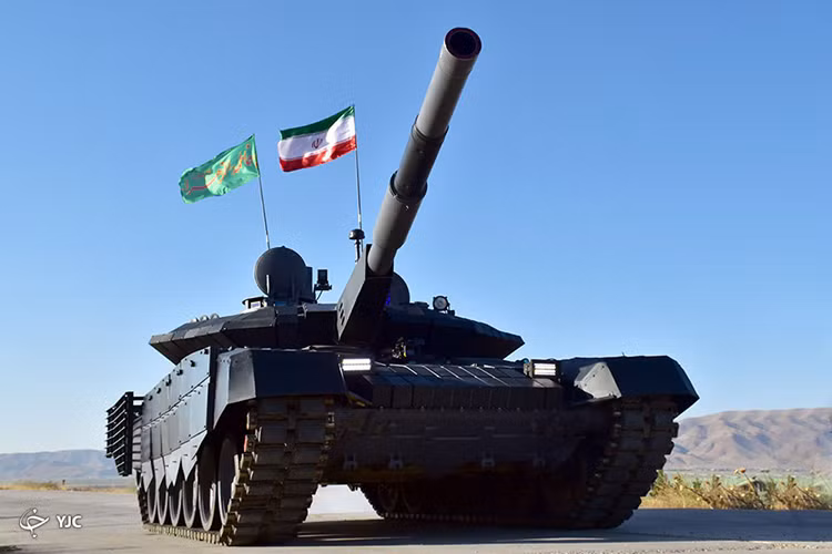 Cũng vào tháng 3 năm nay, Iran cũng đã chính thức khởi động dây chuyển sản xuất Karrar tại Tổ hợp công nghiệp thiết kế Bani-Hashem ở Lorestan. Và tuyên bố nước này có khả năng nội địa hóa gần như 100% dòng xe tăng này. Nhưng vẫn có điều khiến giới phân tích quân sự đặt câu hỏi là... Karrar có thiết kế quá giống dòng xe tăng chiến đấu chủ lực T-90MS của Nga. Nguồn ảnh: defence.pk.