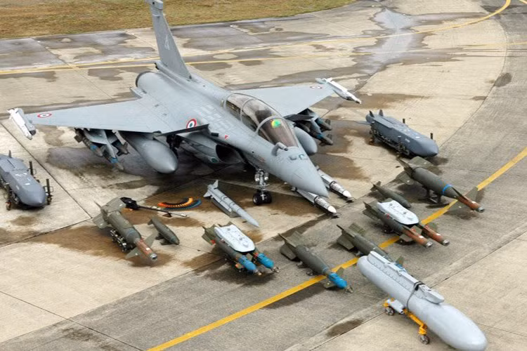Đây là loại tiêm kích thế hệ thứ 4 có thể mang tới 9,5 tấn vũ khí, nhiều hơn Su-35 của Nga khi chỉ mang được gần 8 tấn.