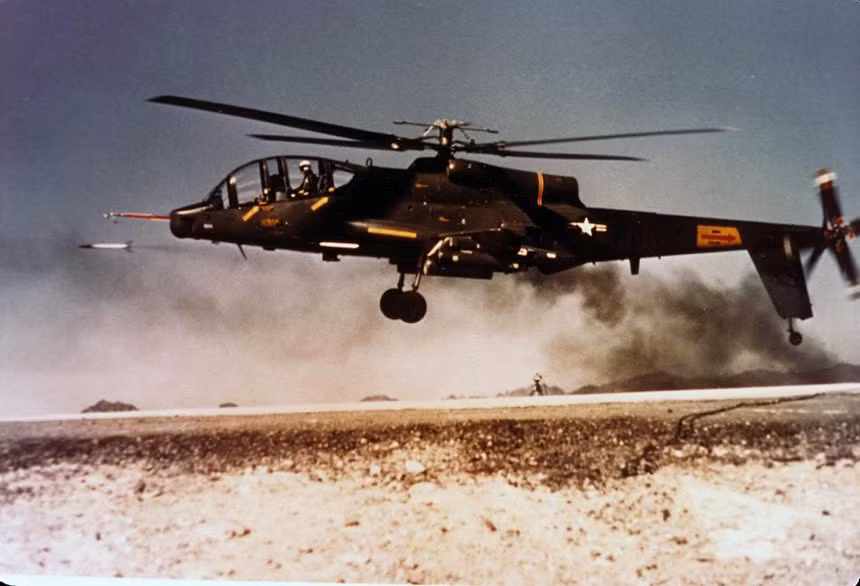 AH-56 là sự kết hợp giữa tốc độ cao và vũ khí mạnh. Trực thăng được trang bị 2 rotor ở đuôi để tăng lực đẩy. Dưới bụng lắp pháo tự động 30 mm, cánh phụ 2 bên bên có 6 điểm treo cho tên lửa chống tăng hoặc rocket. Tuy nhiên, Lầu Năm Góc khai tử AH-56 vào năm 1972 vì không đáp ứng yêu cầu. Ảnh: Quân đội Mỹ.