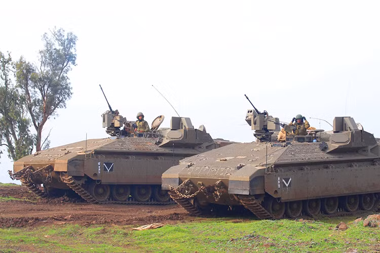 Xe bọc thép chở quân Namer được Israel phát triển dựa trên xe tăng chiến đẩu chủ lực Merkava IV, khi nó loại bỏ tháp pháo chính 120mm để mở rộng thân xe dành cho chở quân. Bản thân Namer có thể chở theo tối đa 9 binh sĩ cùng kíp chiến đấu 3 người với đầy đủ trang bị. Nguồn ảnh: Bộ Quốc phòng Israel.