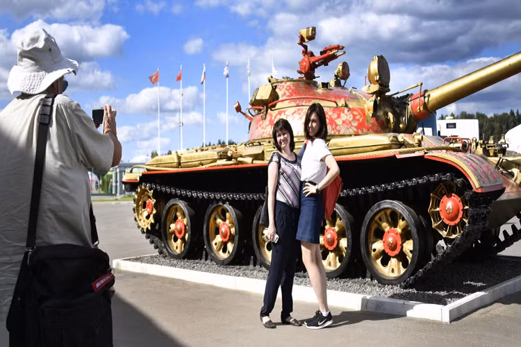Dĩ nhiên không ai có thể bỏ lỡ cơ hội chụp ảnh bên cạnh một xe tăng T-62 Khokhloma biến thể đặc biệt này. Nguồn ảnh: Sputnik.