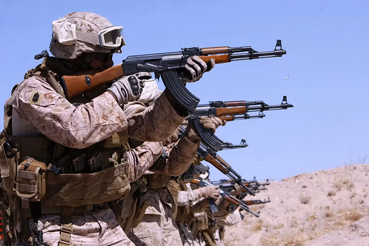 Quan điểm thiết kế của AK-47 là hiệu quả sử dụng cao đi đôi với đó chi tiết cấu tạo đơn giản điều này một phần nào đó khiến súng độ chính xác khi bắn không cao, nhưng bù lại nó có thể hoạt động tốt trong mọi loại điều kiện khắc nghiệt nhất. Súng vẫn có thể bắn sau khi bị vùi trong cát, bụi, bùn đất, theo thống kê trên thực địa tỷ lệ kẹt đạn của AK-47 khoảng 1/1.000 viên. Do đó không mấy ngạc nhiên khi ở Trung Đông AK-47 luôn luôn được ưa dùng nhất. Nguồn ảnh: img.com.ua.