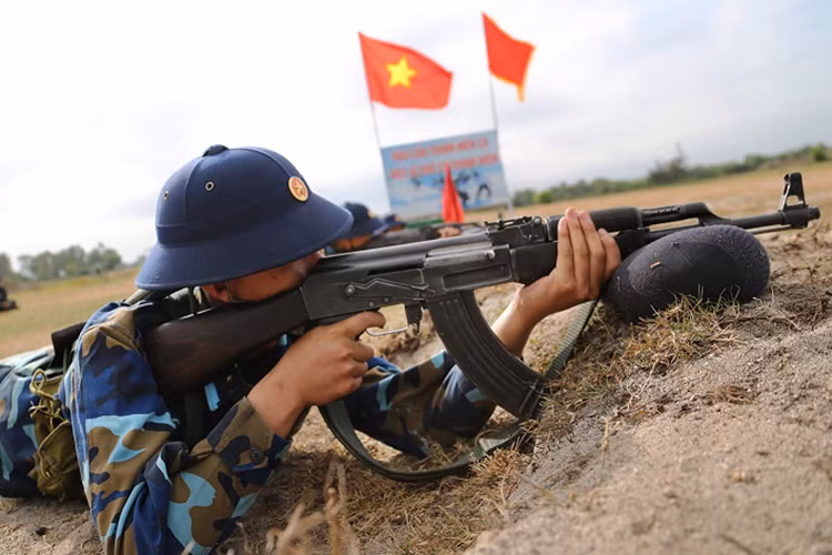 Và với các tân binh này AK-47 luôn là bạn đồng hành giúp họ hoàn thành xuất sắc nhiệm vụ huấn luyện và sẵn sàng chiến đấu. Hình ảnh một tân binh ngắm bắn với trên thao trường với AK-47. Nguồn ảnh: baohaiquanvietnam.vn.