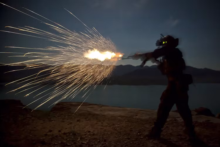 Tốc độ bắn của AK-47 cũng khá lớn khoảng 600 viên/phút trong điều kiện lý tưởng hoặc 100 viên/phút trong điều kiện chiến đấu, với sơ tốc đầu nòng 715m/s. Tầm bắn hiệu quả của AK-47 là từ 800m đổ lại và chính xác nhất là từ 350m đổ lại, còn tầm bắn tối đa của nó có thể đạt tới 1.500m. Nguồn ảnh: Business Insider.