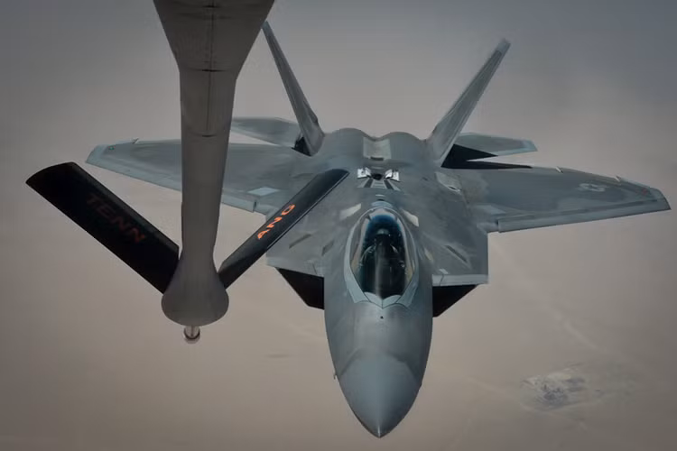 Vị trí tiếp nhiên trên không của F-22 được đặt ngay trên thân và phía sau buồng lái chính, do đó quá trình nó tiếp cận với vòi bơm diễn ra khá chậm so với một số mẫu chiến đấu cơ khác của Mỹ. Nguồn ảnh: Dvids Hub.