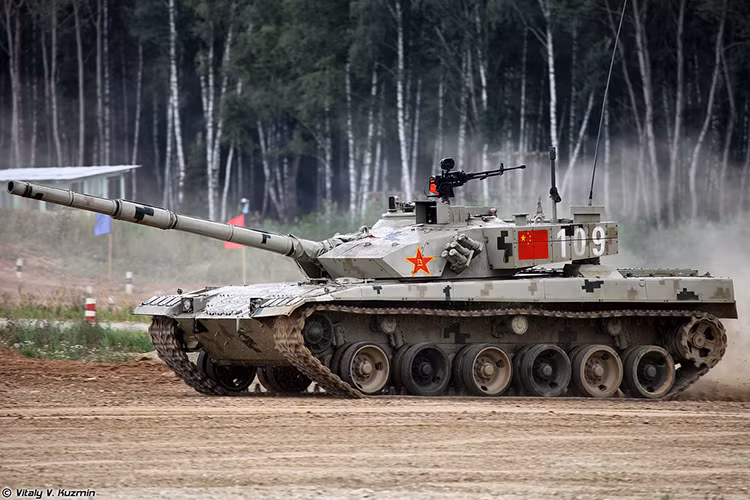 Tỉ lệ nội địa hóa của Trung Quốc trên Type 96 cũng khá cao nếu như không muốn nói là hoàn toàn, từ hệ thống vũ khí chính, động cơ diesel, cho đến các trang thiết bị điện tử. Trong số đó hệ thống động cơ và truyền động trên Type 96 là được Trung Quốc cải tiến toàn diện nhất. Nguồn ảnh: Vitaly Kuzmin.