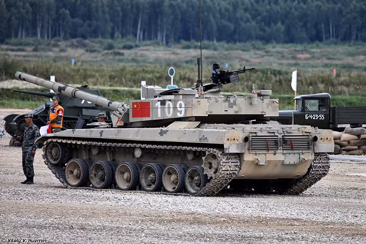 Điều này khá dễ nhận thấy khi tất cả các quốc gia tham gia Tank Biathlon đều sử dụng mẫu xe tăng T-72B3 do nước chủ nhà Nga cung cấp chỉ trừ Trung Quốc. Tuy nhiên Tank Biathlon năm nay cũng có sự xuất hiện của những cái tên mới như T-72BME của Belarus hay T-90S Bhishma của Ấn Độ. Nguồn ảnh: Vitaly Kuzmin.