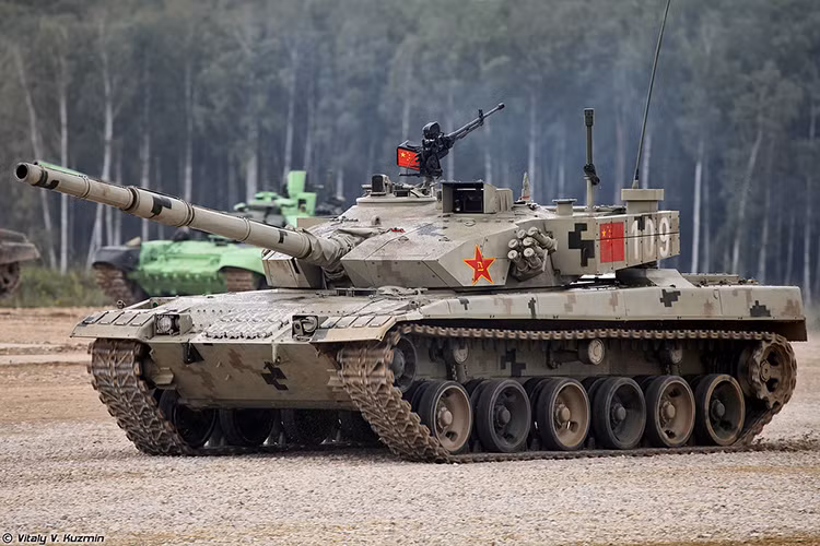 Viktor Murakhovsky – Tổng biên tập của tạp chí quân sự “Arsenal of the Fatherland” nhận định, Type 96 hoàn toàn khác biệt so với các thiết kế xe tăng của Trung Quốc trước đây vốn luôn mang dáng dấp xe tăng Liên Xô và nó không hề thua kém so với biến thể nâng cấp T-72B3 mới nhất của Nga. Nguồn ảnh: Vitaly Kuzmin.