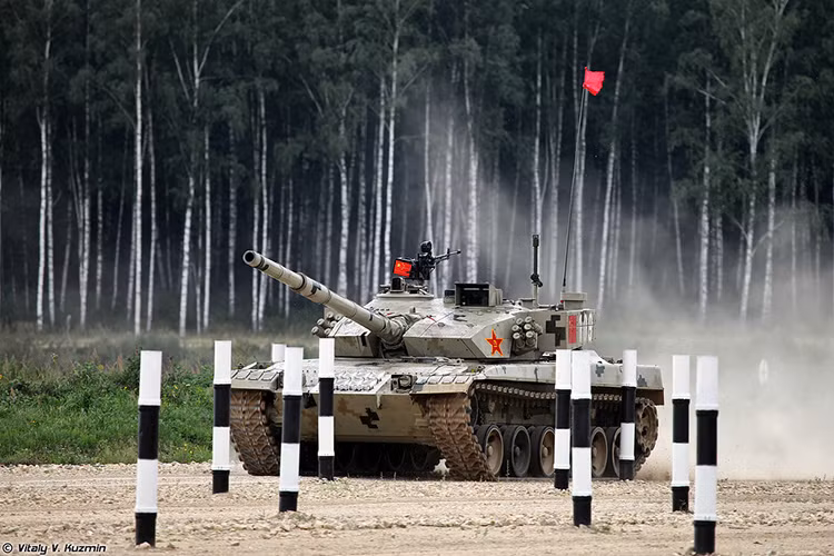 Kể từ lần đầu tiên tham gia Tank Biathlon vào năm 2014, Trung Quốc luôn sử dụng xe tăng chủ lực Type 96 cho mỗi lần tham dự cuộc đua xe tăng lớn nhất thế giới này. Và qua mỗi từng năm đội tuyển xe tăng Trung Quốc luôn có sự thay đổi rõ nét, đó chính là dấu hiệu cho việc họ đang âm thầm cải tiến Type 96. Nguồn ảnh: Vitaly Kuzmin.
