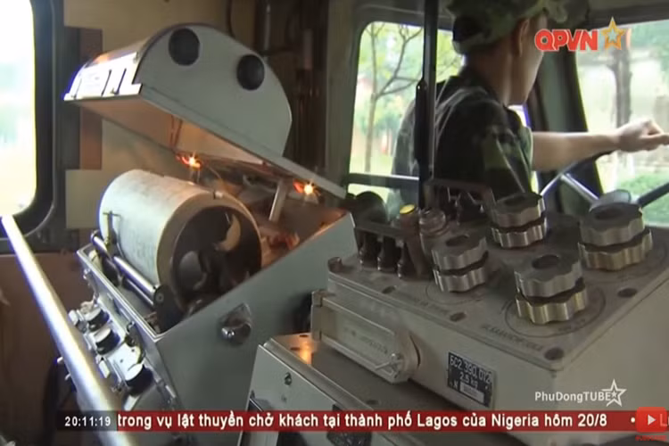 UAZ-452T có nhiệm vụ thiết lập tọa độ, xác định cự ly các trang bị phương tiện, mục tiêu và vật chuẩn trong đội hình chiến đấu của trận địa pháo binh. Trong tác chiến kíp xe đo đạc sẽ sử dụng các thiết bị la bàn đo góc, đo xa để trinh sát đường hành quân và vẽ bản đồ trận địa trên nhiều địa hình khác nhau. Nguồn ảnh: QPVN.