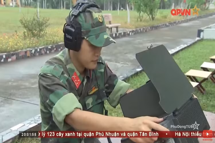 Để vận hành loại khí tài này người chiến sĩ phải thực sự am hiểu về cách thức hoạt động của hệ thống radar cũng như các thông số mà nó hiển thị, để có thể đưa ra được đánh giá chính xác nhất. Nguồn ảnh: QPVN.
