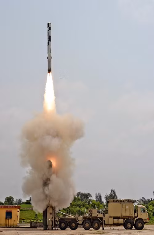Tên lửa hành trình siêu âm BrahMos có trọng lượng tổng thể tới 3 tấn, dài 8,4m, đường kính thân 0,6m, trang bị đầu đạn bán xuyên giáp nặng 200kg hoặc có thể mang phóng cả đầu đạn hạt nhân. BrahMos có thể bay với tốc độ tối đa từ Mach 2.8 (3.400km/h) tới Mach 3 (3.700km/h hay là 1km/giây), với tốc độ trên BrahMos gần như không thể bị đánh chặn bởi các hệ thống phòng không thông thường. Nguồn ảnh: hindustantimes.com.