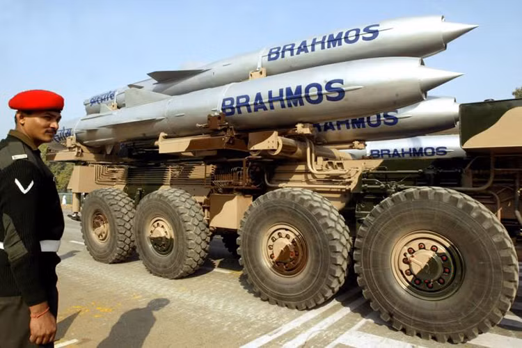 Cái tên cuối cùng trong danh sách này chính là BrahMos, dòng tên lửa hành trình siêu âm liên doanh giữa Ấn Độ và Nga, hiện dù đã có thông tin Việt Nam sở hữu BrahMos nhưng các bên liên quan vẫn chưa lên tiếng xác nhận điều này một cách chính thức, tuy nhiên khả năng lớn là Ấn Độ đã bắt đầu tiến trình chuyển giao các tên lửa BrahMos đầu tiên cho Việt Nam. Nguồn ảnh: International Business.