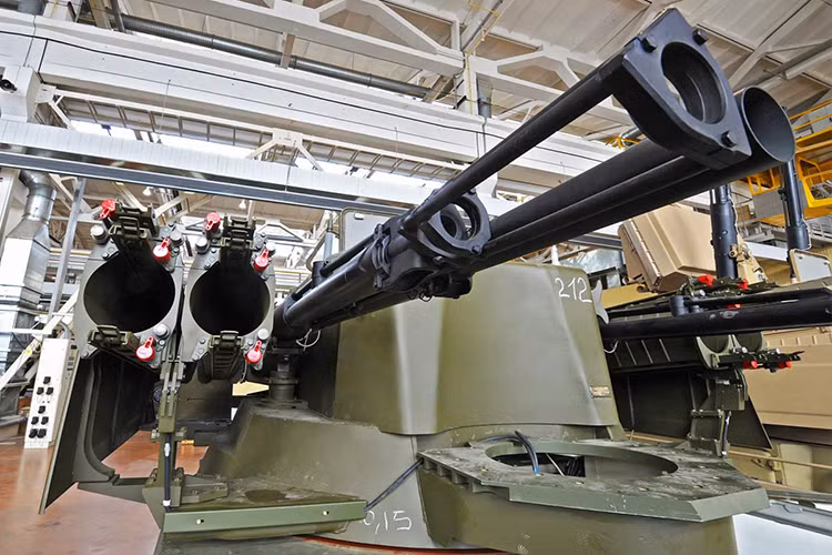 Được phát triển dựa trên Pantsir-S1 nhưng Pantsir-ME vẫn có những nét đặc trưng của riêng mình để phù hợp hơn với nhiệm vụ phòng không trên hạm. Với sự thay đổi này nó có thể làm tốt vai trò của mình hơn khi hoạt động như một tổ hợp vũ khí đánh chặn tầm ngắn trên hạm. Nguồn ảnh: MilitaryRussia.