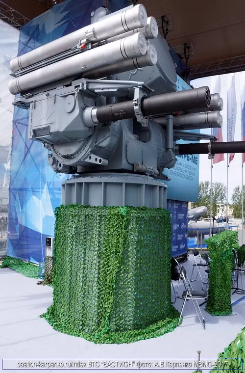 Nếu tên lửa Hermes-K giúp Pantsir-ME đánh chặn các mục tiêu bay từ 2km trở lên, thì đối với các mục tiêu di chuyển vào trong phạm vi 2km trở xuống đã có bộ đôi pháo tự động 30mm AO-18. Chúng có tốc bộ bắn có thể đạt tới 10.000 phát/phút với tầm bắn hiệu quả chống các mục tiêu bay cỡ nhỏ lên đến 4.000m. Nguồn ảnh: