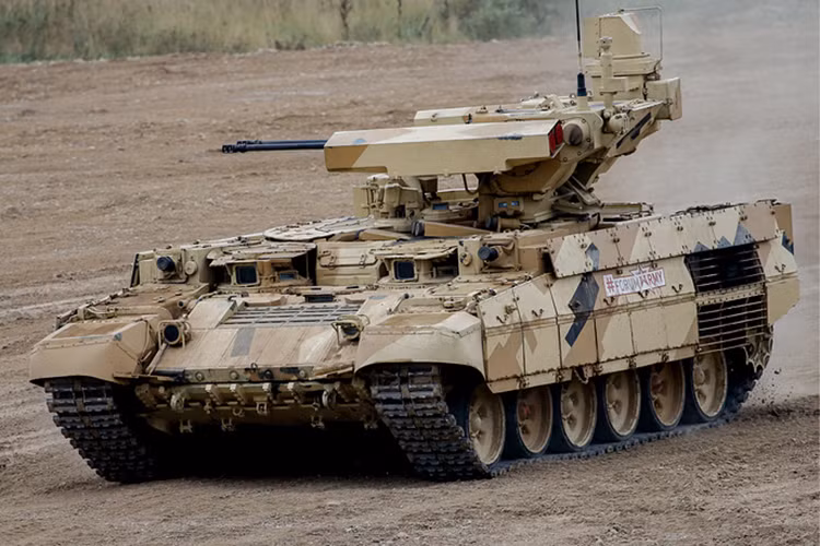 Xe chiến đấu hỗ trợ BMPT-2 của Nga cũng được phát triển dựa trên khung gầm T-72, nhưng có được trang bị hệ thống tấn công tiên tiến hơn hẳn BMO-T, với tháp vũ khí tự động trang bị pháo tự động 30mm, tên lửa chống tăng dẫn đường 9M120 Ataka. Nguồn ảnh: TASS.