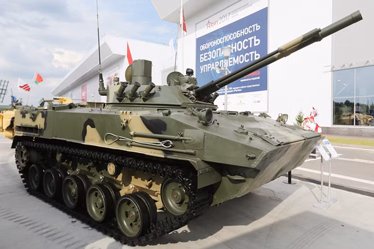 Ngay gần đó là xe bọc thép đổ bộ đường không BMD-4M, phương tiện chiến đấu chủ lực của Đổ bộ Đường không Nga. Nguồn ảnh: TASS.