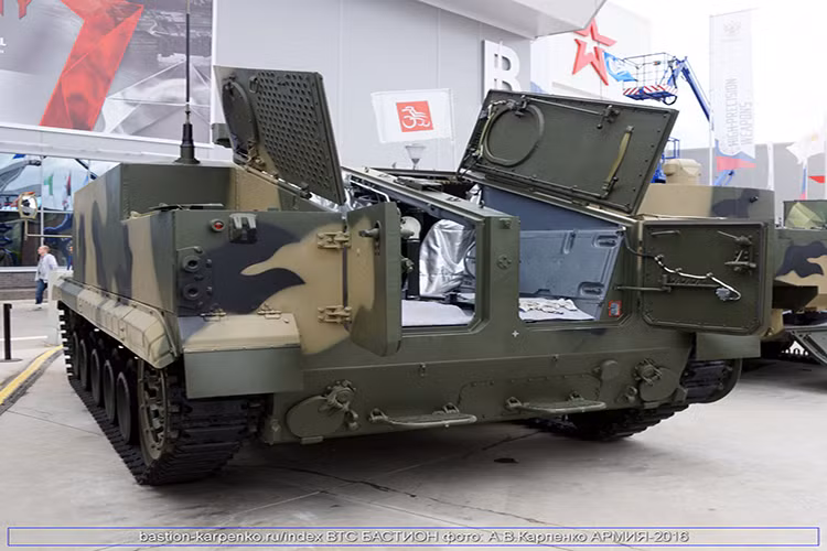 Theo đó để tăng cường khả năng chở quân, CTP đã loại bỏ hoàn toàn tháp pháo trên BMP-3 mở rộng cấu trúc nóc cũng như tạo thêm không gian bên trong xe để cho ra đời BT-3F. CTP cũng nhấn mạnh vào khả năng lội nước của BT-3F sẽ vượt trội hơn hẳn so với những người tiền nhiệm của mình. Nguồn ảnh: bastion-opk.