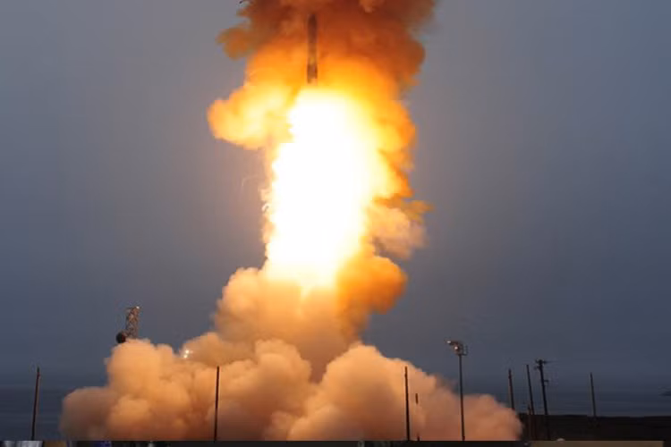 Minuteman III là loại tên lửa 3 tầng, sử dụng nhiên liệu rắn, trọng lượng 35,3 tấn, chiều dài 18,26 mét, tầm bay cao 1.120 km, tầm bắn 13.000 km.