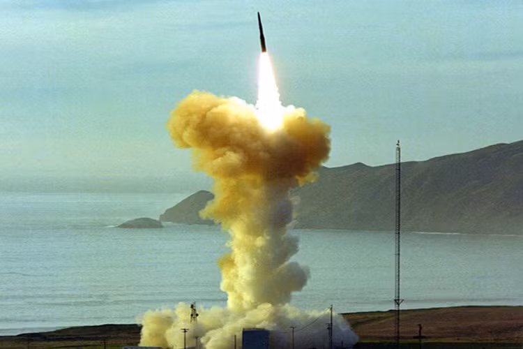 Nó là thành viên thứ ba của gia đình tên lửa đạn đạo Minuteman do tập đoàn Boeing phát triển cho lực lượng tên lửa chiến lược Mỹ.