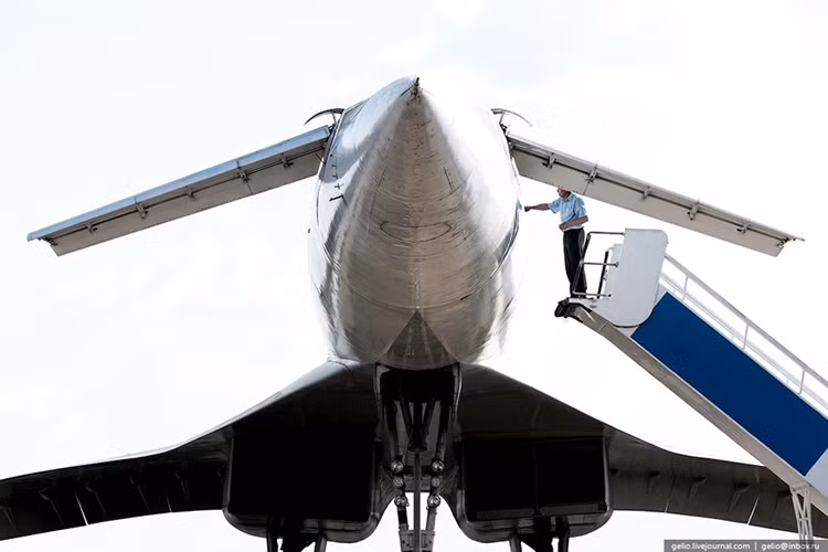 Tu-144 thực hiện chuyến bay đầu tiên của mình vào cuối năm 1968 diễn ra trước khi Concorde xuất hiện khoảng 2 tháng. Trong một đợt thử nghiệm vào tháng 6/1969 nó đã thực hiện thành công hành trình siêu thanh ở độ cao 11.000m. Trong ảnh là phần đầu phía trước của Tu-144 với cánh mũi đặc trưng. Nguồn ảnh: English Russia.