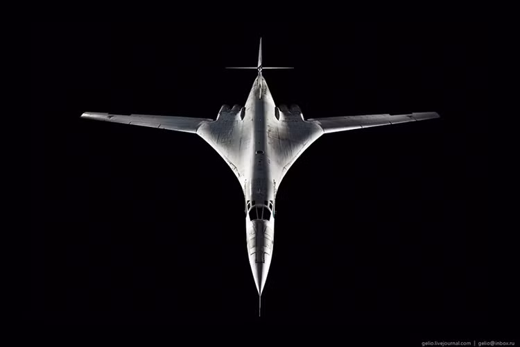 Nói về Tupolev, cái tên gần nhất mà người ta có thể nghĩ đến chắc chắn là Tu-160, mẫu máy bay ném bom chiến lược tầm xa của Không quân Nga và một là trong những thành tựu quan trọng nhất của Tupolev. Nó được Tupolev phát triển từ những năm 1970 và còn được gọi với nhiều cái tên khác nhau như “Blackjack” hay "White Swan". Nguồn ảnh: English Russia.