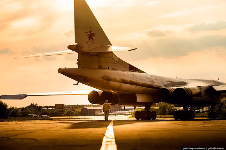 Hiện tại Nga nói chung và Tupolev nói riêng đang tiến hành nâng cấp Tu-160 lên biến thể Tu-160M2 để nó có thể tiếp tục thêm nhiều thập kỷ nữa sau khi Tupolev cho ra đời một huyền thoại máy bay ném bom chiến lược mới. Nguồn ảnh: English Russia.